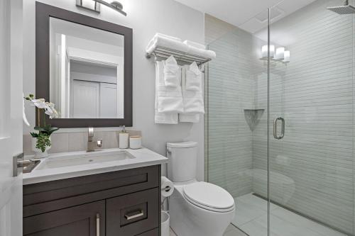 La salle de bains est pourvue de toilettes, d'un lavabo et d'une douche. dans l'établissement Luxurious Vacation Apartment Mountain Scenery, à Canmore