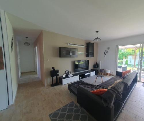 un salon avec un canapé et une télévision dans l'établissement Superbe maison neuve - 256, à Soulac-sur-Mer