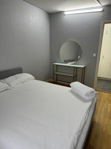 Ein Bett oder Betten in einem Zimmer der Unterkunft Lägenhet närmast Mobilia köpcentrum