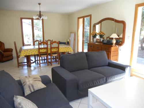 un salon avec un canapé et une salle à manger dans l'établissement Villa dans quartier résidentiel - V06493, à Soulac-sur-Mer