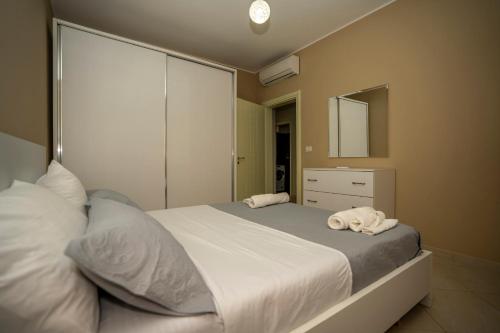 1 dormitorio con 1 cama con 2 toallas en Appartamento Hakuna Matata, en Shkodër