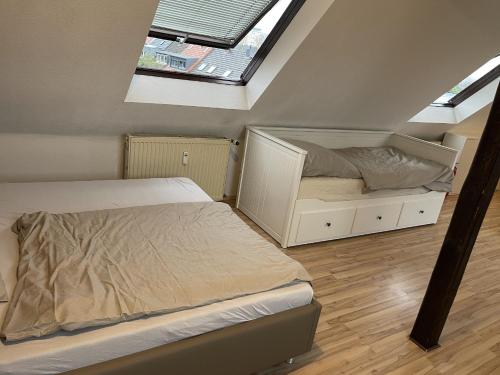 a small bedroom with a bed and a window at Einzel-Apartment Düsseldorf Oberkassel in Düsseldorf