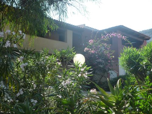 Jardín al aire libre en Vulcano Blu Residence