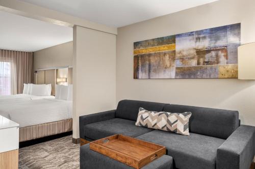 salon z kanapą i łóżkiem w obiekcie SpringHill Suites by Marriott Chicago Bolingbrook w mieście Bolingbrook