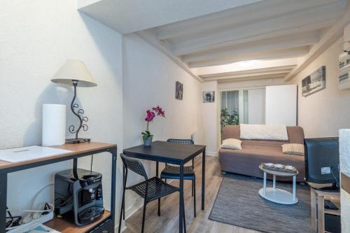 un petit salon avec une table et un canapé dans l'établissement Paquier Studio - at the gates of the old town, à Annecy