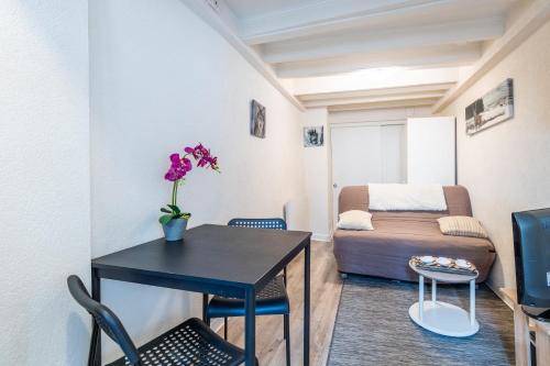 un petit salon avec une table et un canapé dans l'établissement Paquier Studio - at the gates of the old town, à Annecy