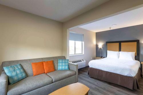 sala de estar con sofá y cama en Extended Stay America Suites - Columbia - Greystone, en Columbia