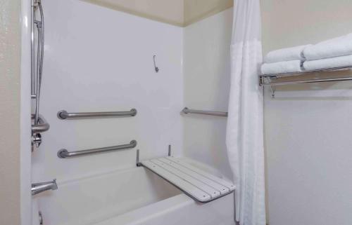 y baño con bañera, ducha y toallas. en Extended Stay America Suites - Columbia - Greystone, en Columbia
