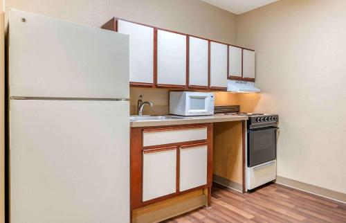 Cucina o angolo cottura di Extended Stay America Select Suites - Cincinnati - Florence - Meijer Dr