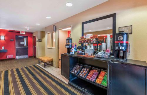 een lobby van een fastfoodrestaurant met een bar bij Extended Stay America Suites - Minneapolis - Maple Grove in Maple Grove