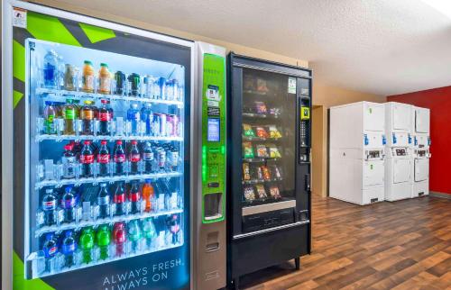 una máquina expendedora de refrescos en una tienda con bebidas en Extended Stay America Select Suites - Tampa - North - USF - Attractions, en Tampa