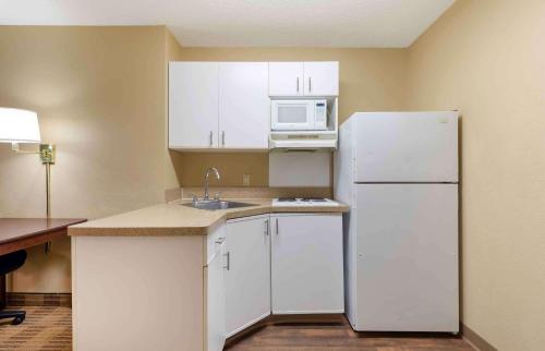Cucina o angolo cottura di Extended Stay America Suites - Washington, DC - Gaithersburg - North