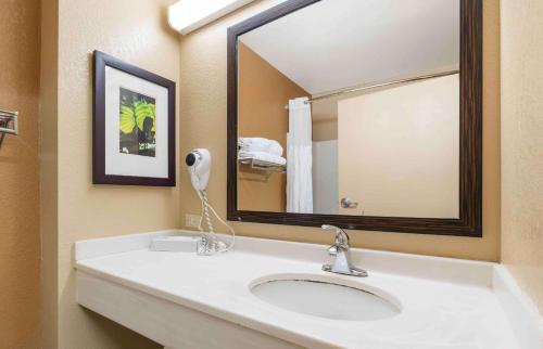 y baño con lavabo blanco y espejo. en Extended Stay America Suites - Washington, DC - Gaithersburg - North, en Gaithersburg