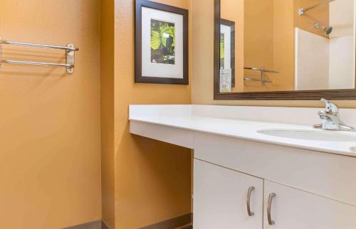 y baño con lavabo blanco y espejo. en Extended Stay America Suites - Auburn Hills - University Drive, en Auburn Hills