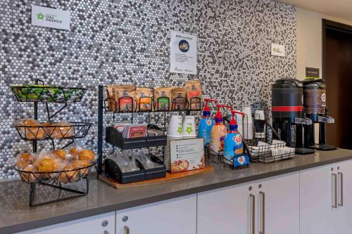 Un mostrador con comida y bebidas. en Extended Stay America Suites - Dublin - Hacienda Dr, en Dublin