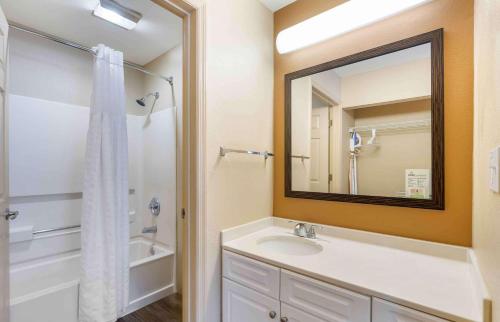 W łazience znajduje się umywalka i lustro. w obiekcie Extended Stay America Suites - Orlando - Lake Buena Vista w Orlando