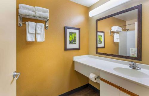 y baño con lavabo y espejo. en Extended Stay America Suites - Salt Lake City - Sugar House en Salt Lake City