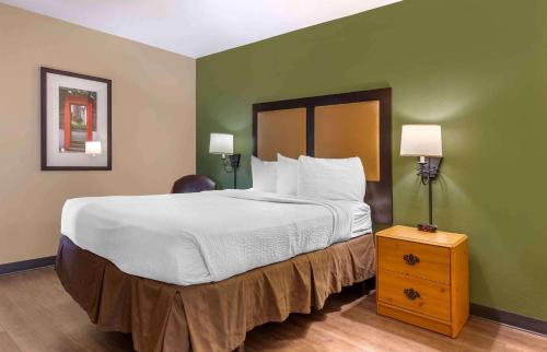 Extended Stay America Suites - Boston - Westborough - Computer Drにあるベッド