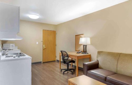 Extended Stay America Suites - Boston - Westborough - Computer Drにあるキッチンまたは簡易キッチン
