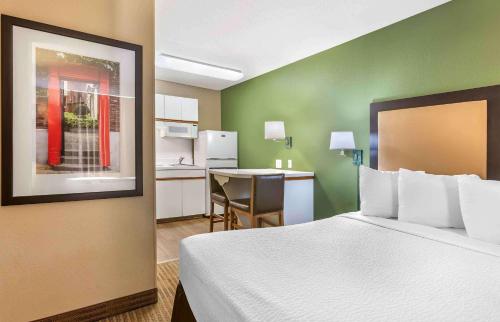 a hotel room with a bed and a kitchen at Extended Stay America Select Suites - Phoenix - Mesa - West in Mesa