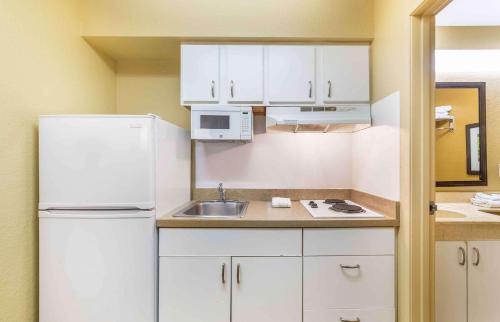 Dapur atau dapur kecil di Extended Stay America Suites - Fort Lauderdale - Tamarac
