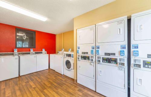 Dapur atau dapur kecil di Extended Stay America Suites - Fort Lauderdale - Tamarac