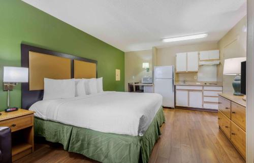 sypialnia z dużym łóżkiem i kuchnią w obiekcie Extended Stay America Suites - Portland - Tigard w mieście Tigard