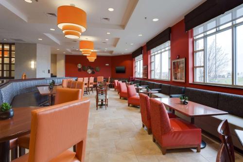 Un lugar para sentarse en Drury Inn & Suites St. Louis/O'Fallon, IL