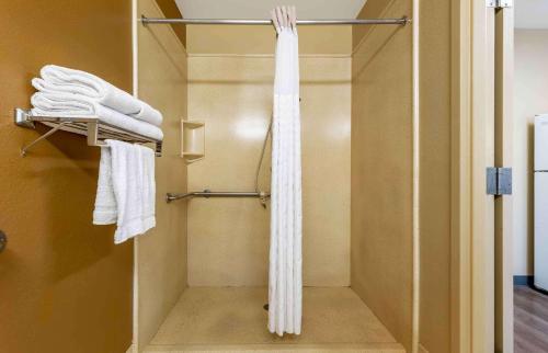 W łazience znajduje się prysznic z białymi ręcznikami. w obiekcie Extended Stay America Suites - Chesapeake - Churchland Blvd w mieście Chesapeake