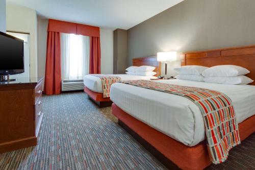 Postel nebo postele na pokoji v ubytování Drury Inn & Suites St. Louis/O'Fallon, IL