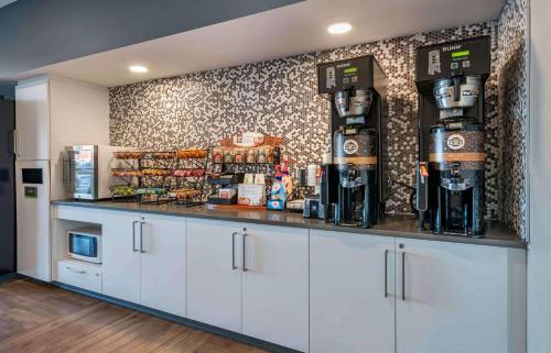 a kitchen with a counter with a coffee machine at Extended Stay America Premier Suites - Tampa - Gibsonton - Riverview in Gibsonton
