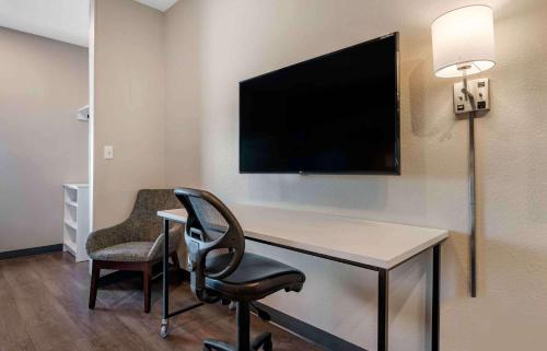 a room with a desk with a tv and a chair at Extended Stay America Premier Suites - Tampa - Gibsonton - Riverview in Gibsonton