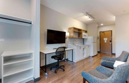 a room with a desk with a computer and chairs at Extended Stay America Premier Suites - Phoenix - Chandler - Downtown in Chandler