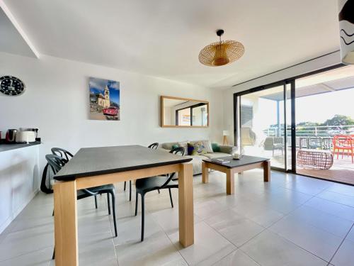 une cuisine et une salle à manger avec une table et des chaises dans l'établissement Appartamentu A Leccia, à Grosseto-Prugna