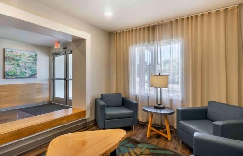 Zona d'estar a Extended Stay America Select Suites - Tampa - Brandon - East