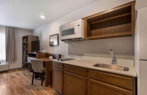 Cuina o zona de cuina de Extended Stay America Select Suites - Tampa - Brandon - East