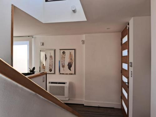 uma sala de estar com uma escada e um micro-ondas em VILLA THE SUN em Concepción