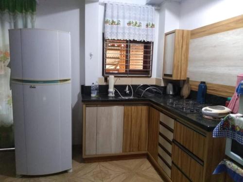 インダヤウにあるCasa agradávelのキッチン(冷蔵庫、シンク付)、窓が備わります。