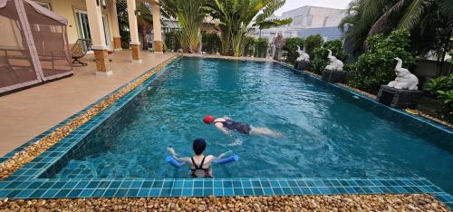 Πισίνα στο ή κοντά στο Big swimming pool garden villa 私家泳池花园豪华别墅