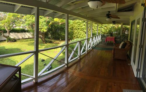 Balkoni atau teres di Eco-friendly Sanctuary on Kealakekua Bay. Charming Hawaiian Style with Air Con