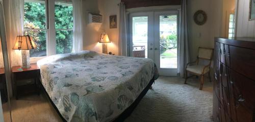Katil atau katil-katil dalam bilik di Eco-friendly Sanctuary on Kealakekua Bay. Charming Hawaiian Style with Air Con