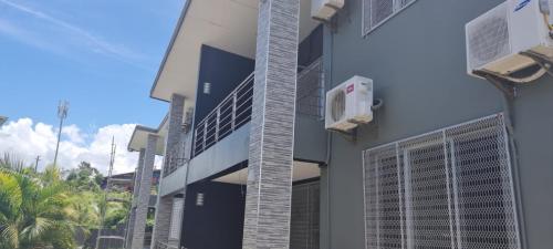 een gebouw met airconditioning aan de zijkant bij ZEG in Suva