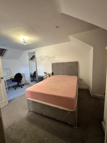 een slaapkamer met een groot bed in een kamer bij Modern en-suite spacious room near Deansgate manchester city in Manchester