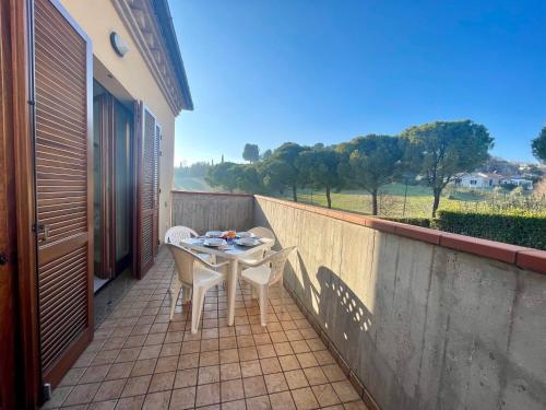 a patio with a table and chairs on a balcony at Maison Peschiera in Sirolo