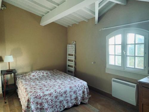 une chambre avec un lit et une fenêtre dans l'établissement Bourg sur Gironde, à Bourg