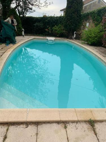 une grande piscine bleue dans une cour dans l'établissement Bourg sur Gironde, à Bourg