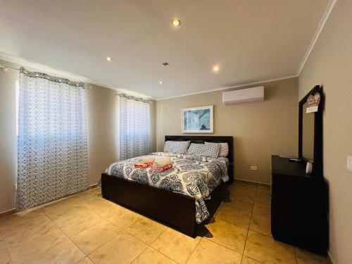 1 dormitorio con 1 cama en una habitación en The Gold Vacation Villa en Santa Cruz