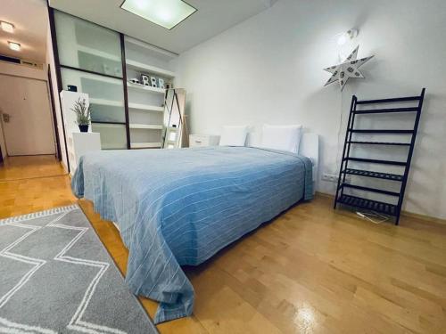 En eller flere senge i et værelse på Shiraz Garden Studio