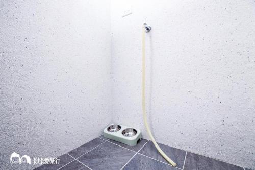 a bathroom with a hose hooked up to a wall at 充電樁 羅東好民宿Cloud BnB 3 雲朵朵3館 近週三清溝 免費洗衣機 烘衣機 星巴克咖啡豆 國旅特約店 in Yilan City