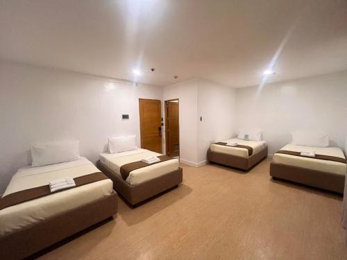 Un pat sau paturi într-o cameră la ILOILO GRAND HOTEL